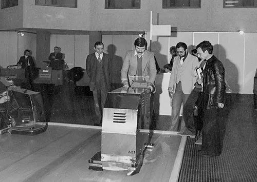 Заказчики тестируют поломоечную машину Comac L21 на выставке в Риме