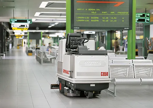 Markteinführung der Comac Aufsitz-Scheuersaugmaschine C85, bei ihrer Arbeit am Flughafen